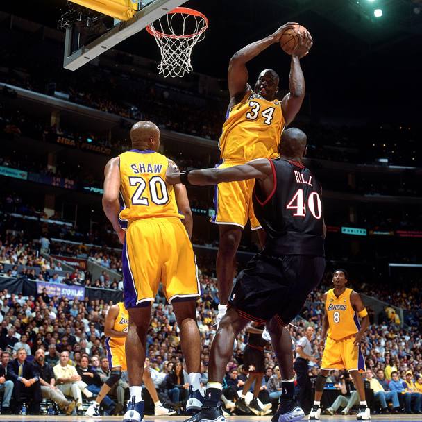 2001, Los Angeles Lakers vs Philadelphia 76ers, Shaquille O&#39;Neal recupera palla in una gara in cui sfiora la quadrupla doppia (Nba)